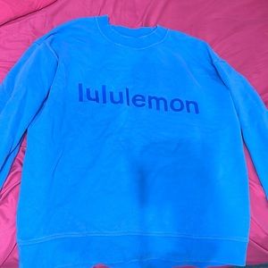 lululemon crew neck. never worn (not stain shadow from the camera)